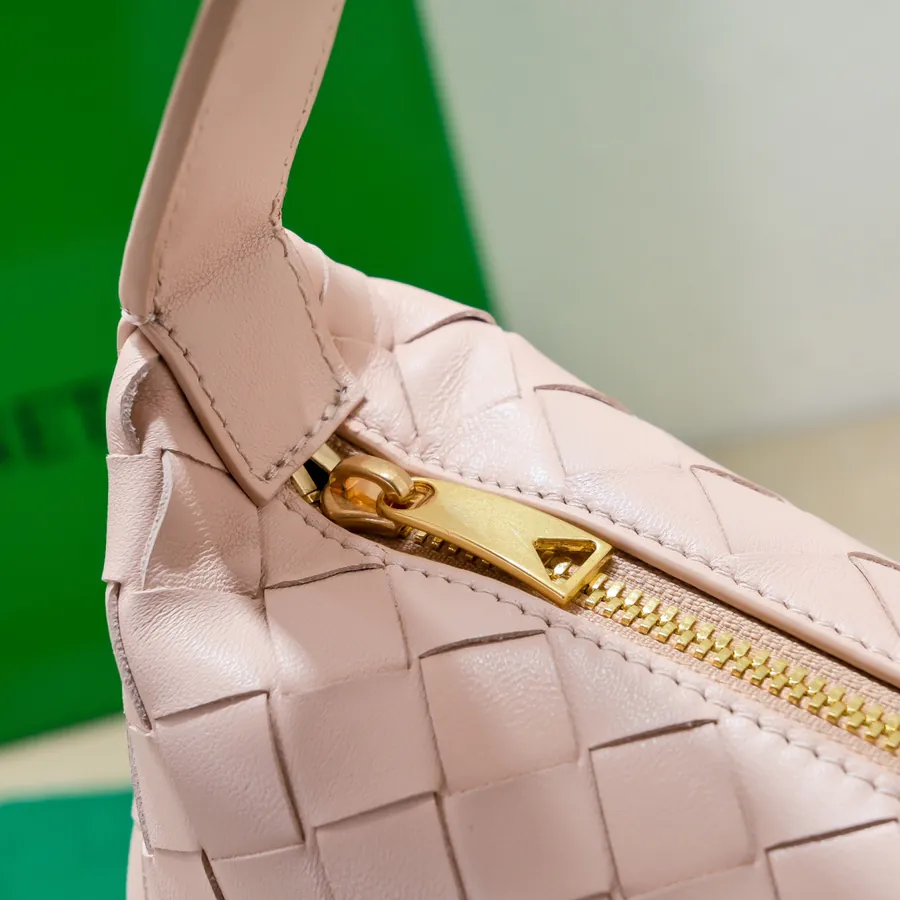 BvWallace Shoulder Lunch Bag Intrecciato Crafted, Elegant Commute