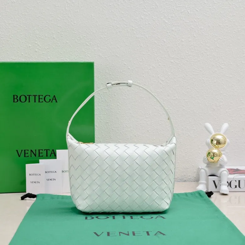 BvWallace Shoulder Lunch Bag Intrecciato Crafted, Elegant Commute