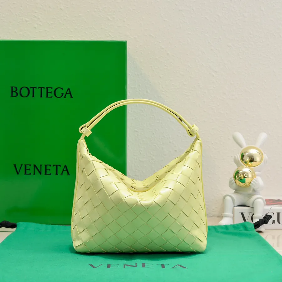BvWallace Shoulder Lunch Bag Intrecciato Crafted, Elegant Commute