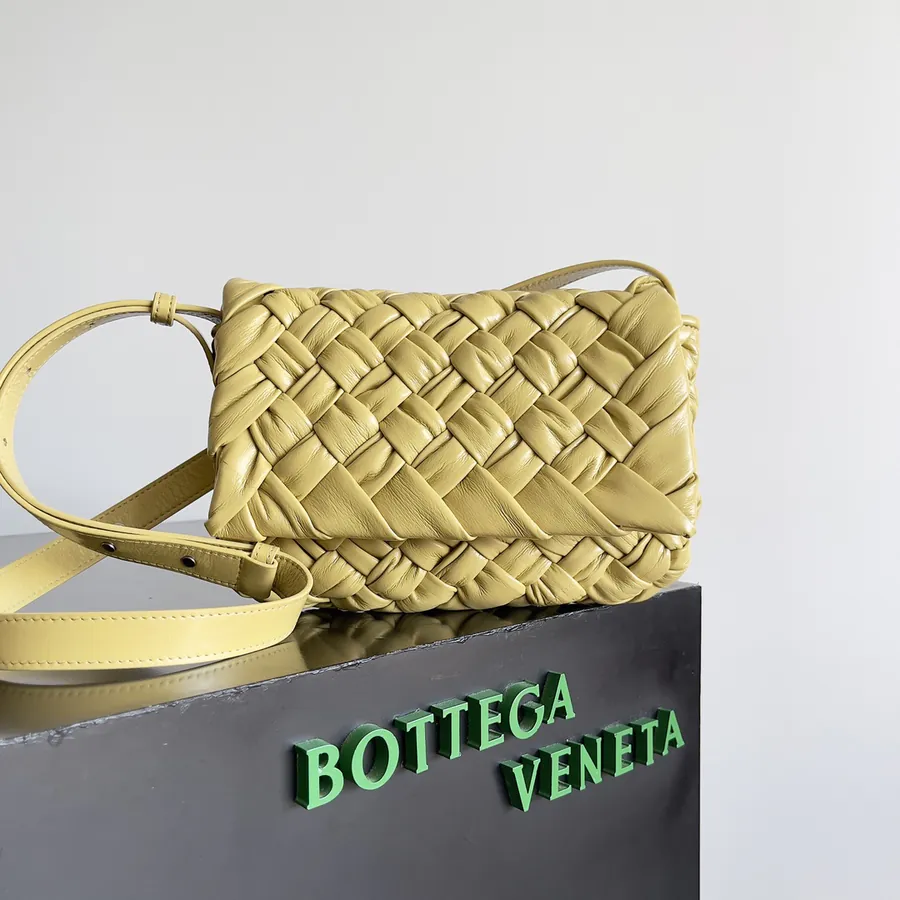 BOTTEGA VENETA RUMPLE MESSENGER Bag Unisex, Artistic Design