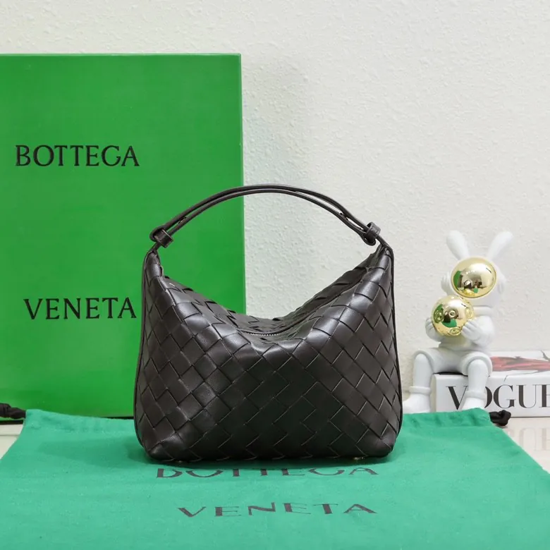 BvWallace Shoulder Lunch Bag Intrecciato Crafted, Elegant Commute