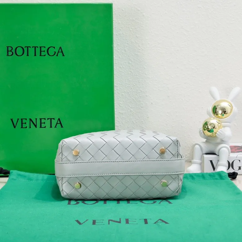 BvWallace Shoulder Lunch Bag Intrecciato Crafted, Elegant Commute