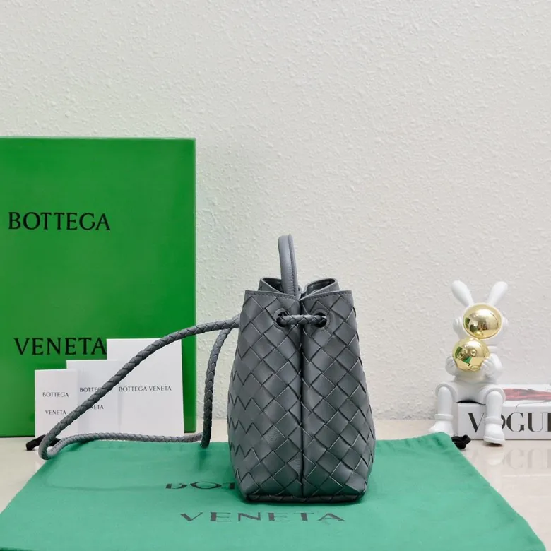 Intrecciato编织皮革小号手提包,配有滑动可调节肩带