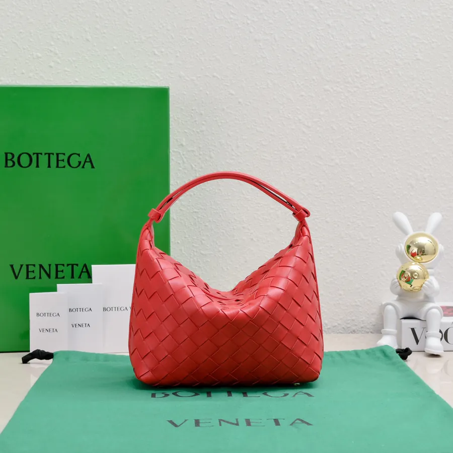 BvWallace Shoulder Lunch Tote Intrecciato Crafted with Happa Lamb Leather