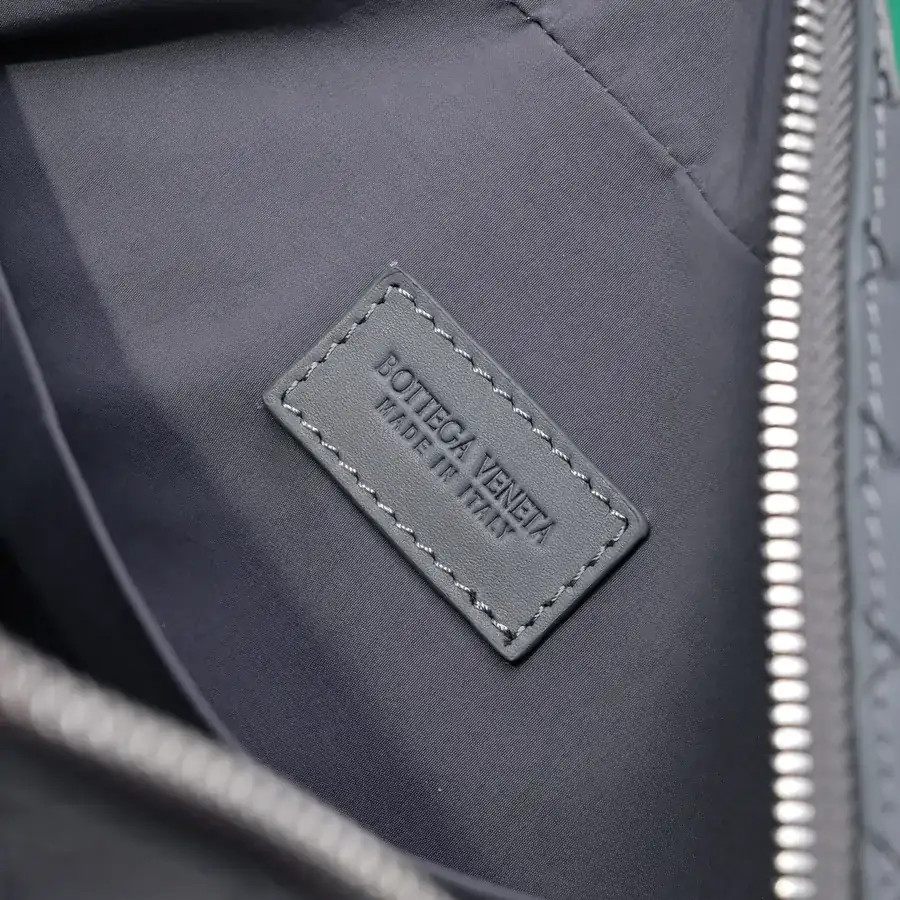 BOTTEGA VENETA 2024 New Intrecciato Classic Washbag