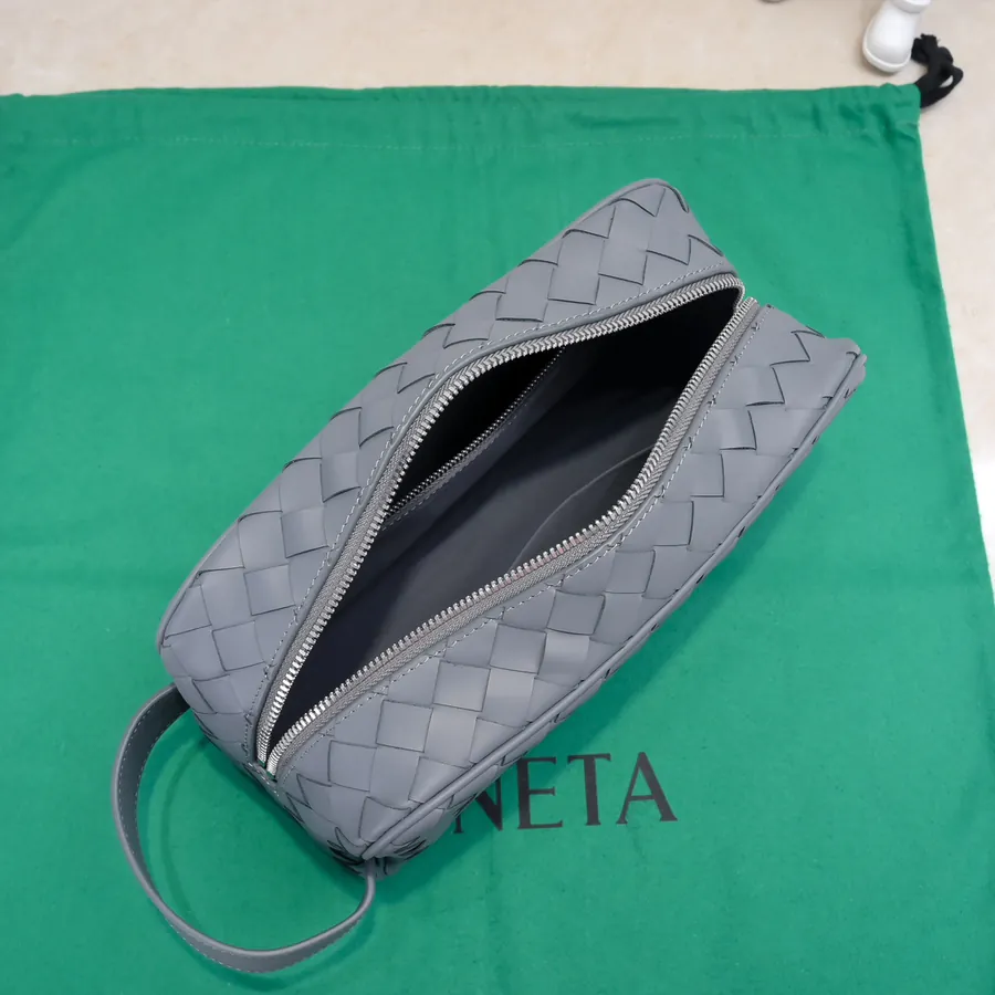 BOTTEGA VENETA 2024 New Intrecciato Classic Washbag
