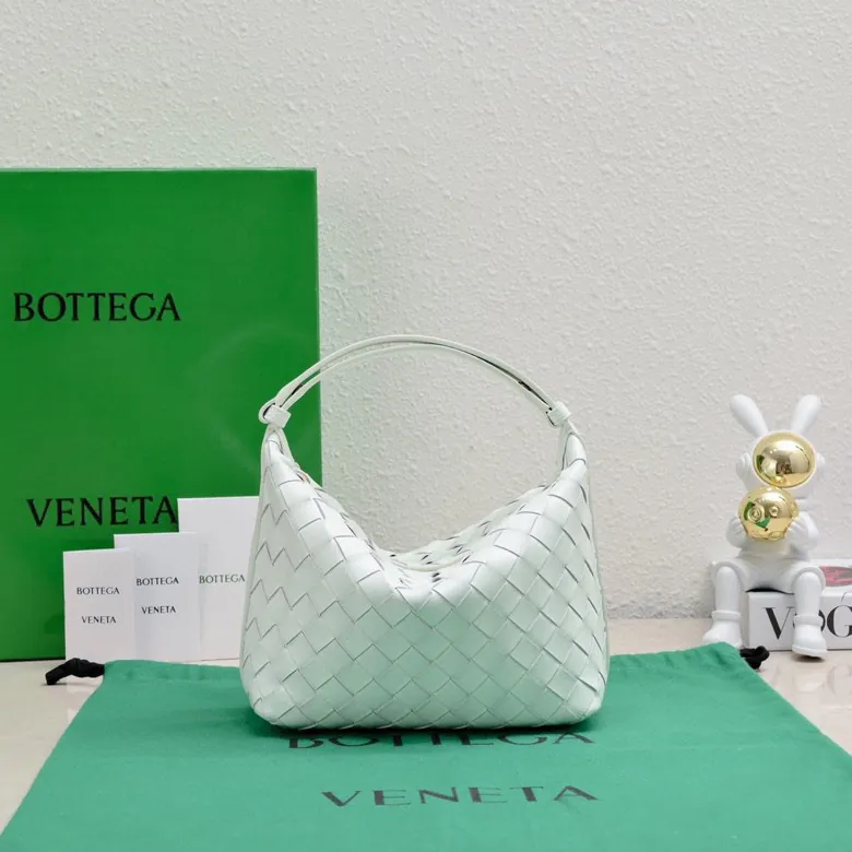BvWallace Shoulder Lunch Bag Intrecciato Crafted, Elegant Commute