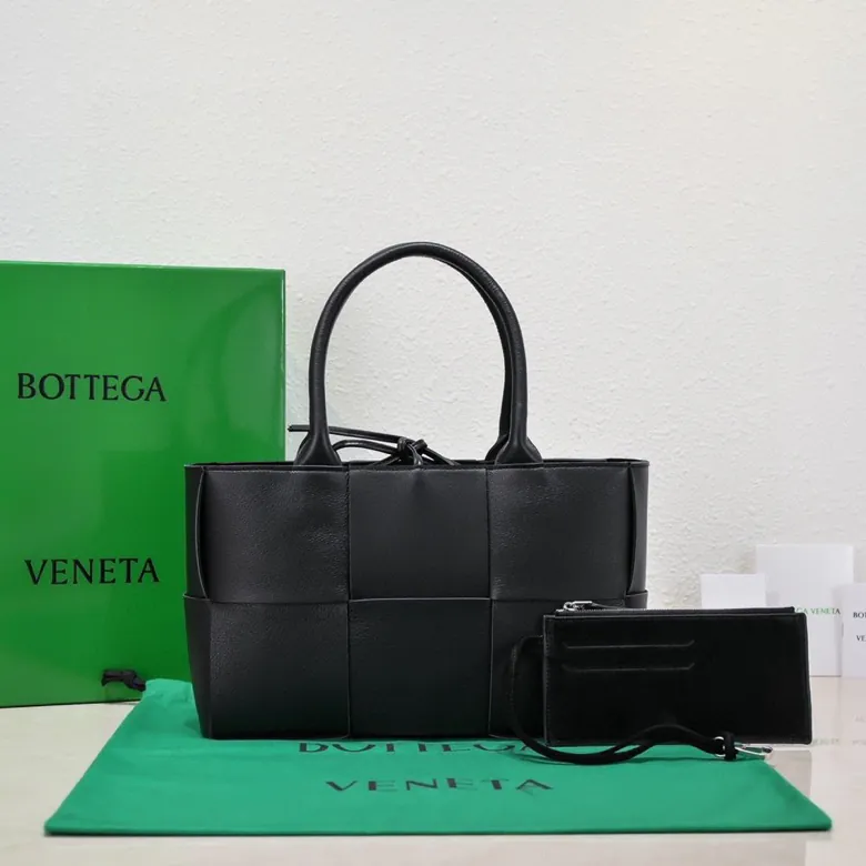 Arco Tote in Grained Calfskin