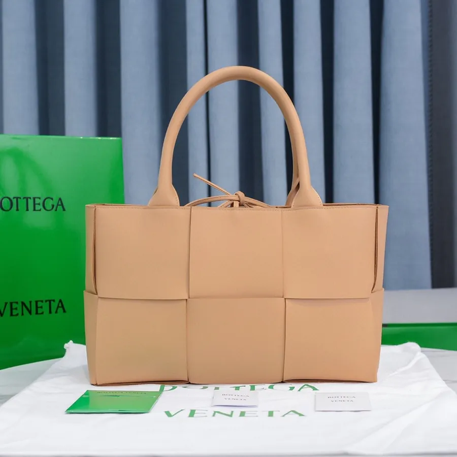 Arco Tote Handbag in杏仁色