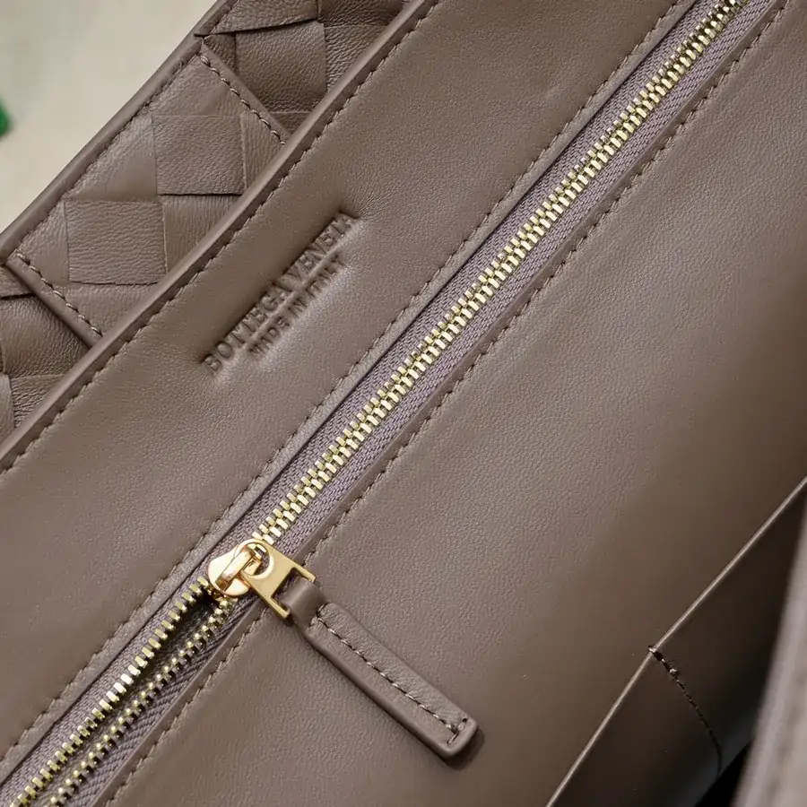 Bottega Veneta Andiamo Handbag Spring Summer 2023