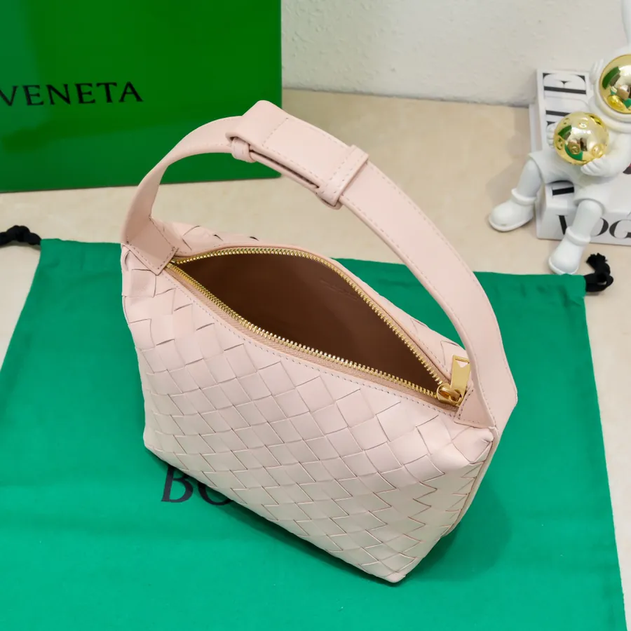 BvWallace Shoulder Lunch Bag Intrecciato Crafted, Happa Lamb Leather