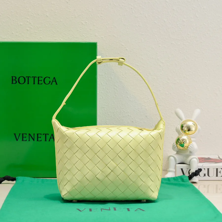 BvWallace Shoulder Lunch Bag Intrecciato Crafted, Elegant Commute