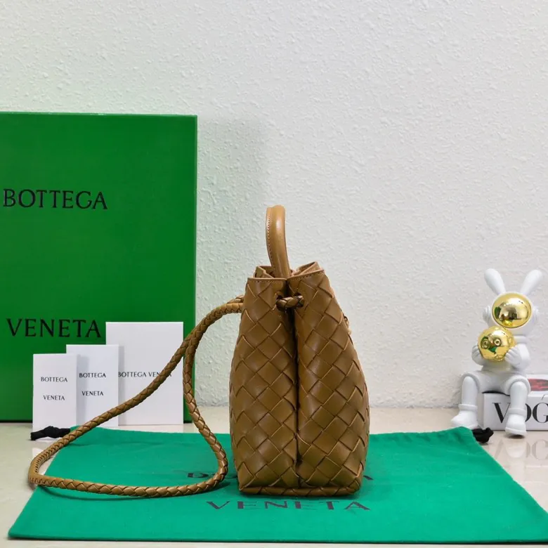 Intrecciato编织皮革小号手提包,配有滑动斜挎背带