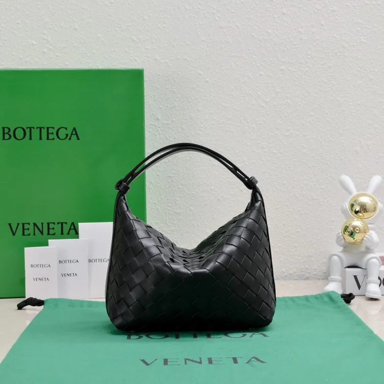 BvWallace Shoulder Lunch Tote Intrecciato Crafted with Happa Lamb Leather