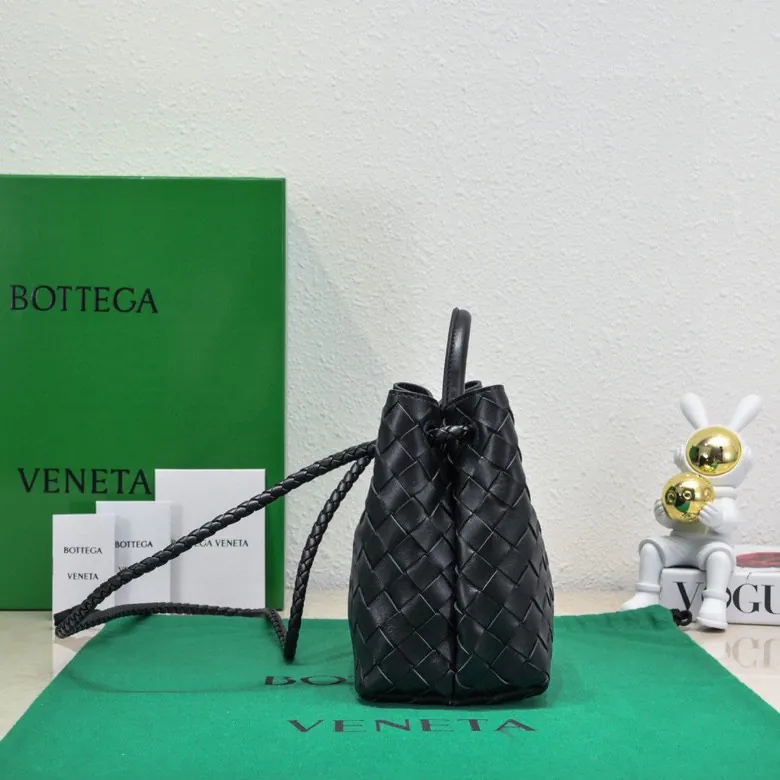 B Intrecciato编织皮革小号手提包,配有滑动斜挎背带