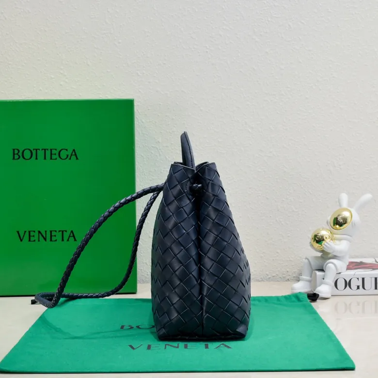 Bottega Veneta 2023 New Andiamo Bucket Bag