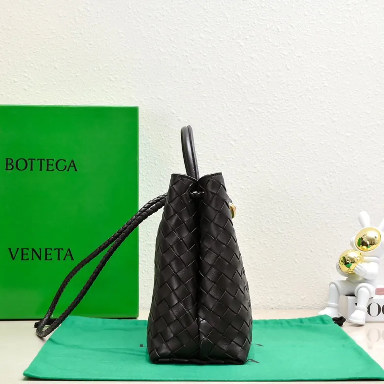 Bottega Veneta 2023 New Andiamo Bucket Bag