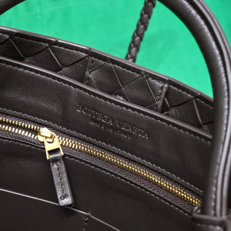 Bottega Veneta 2023 New Andiamo Bucket Bag