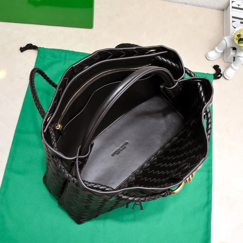 Bottega Veneta 2023 New Andiamo Bucket Bag