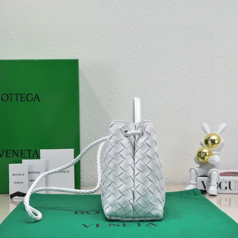 Intrecciato编织皮革小号手提包，可调节肩带
