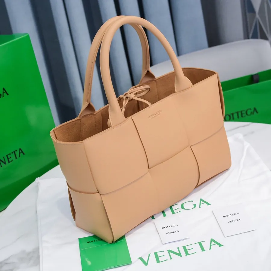 Arco Tote Bag in杏仁色