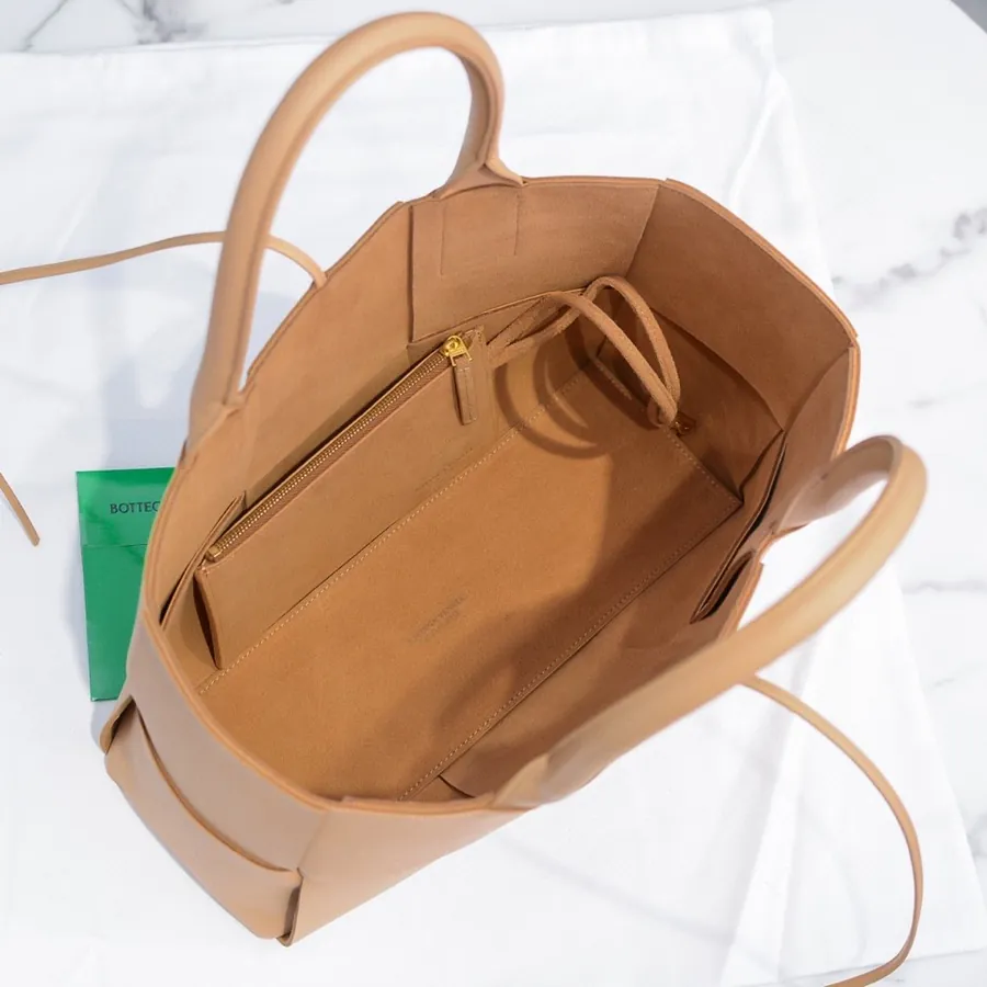 Arco Tote Bag in杏仁色