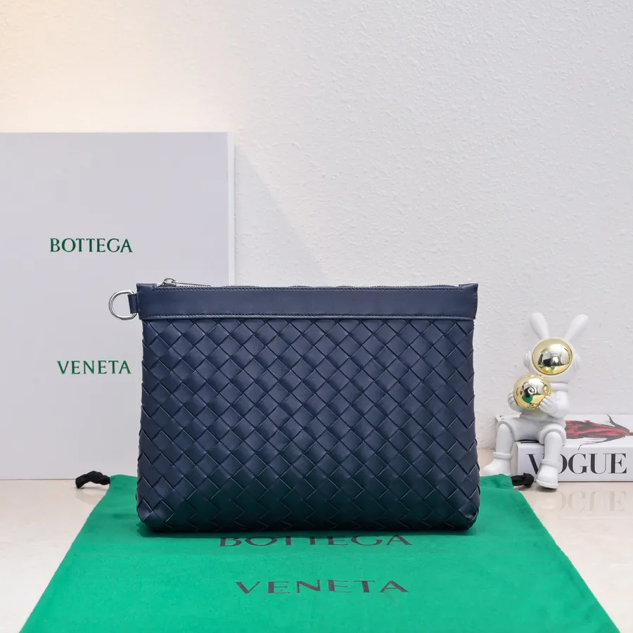 Bottega Veneta Bucket Bag Modern Style