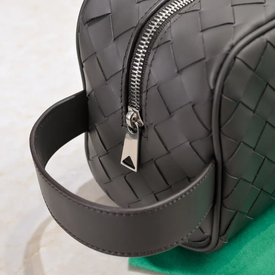 BOTTEGA VENETA 2024 New Intrecciato Classic Washbag