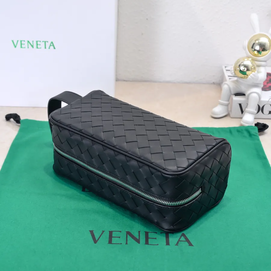 BOTTEGA VENETA 2024 New Intrecciato Classic Washbag