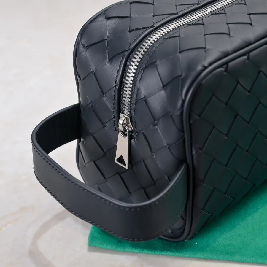 BOTTEGA VENETA 2024 New Intrecciato Classic Washbag