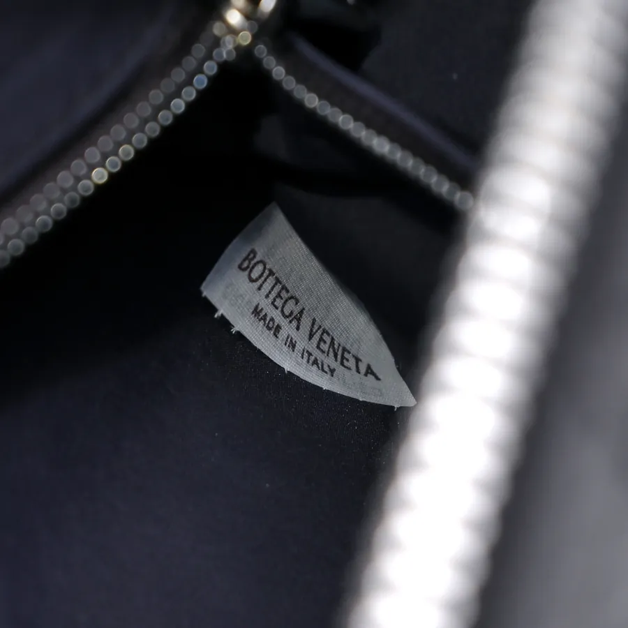 BOTTEGA VENETA 2024 New Intrecciato Classic Washbag