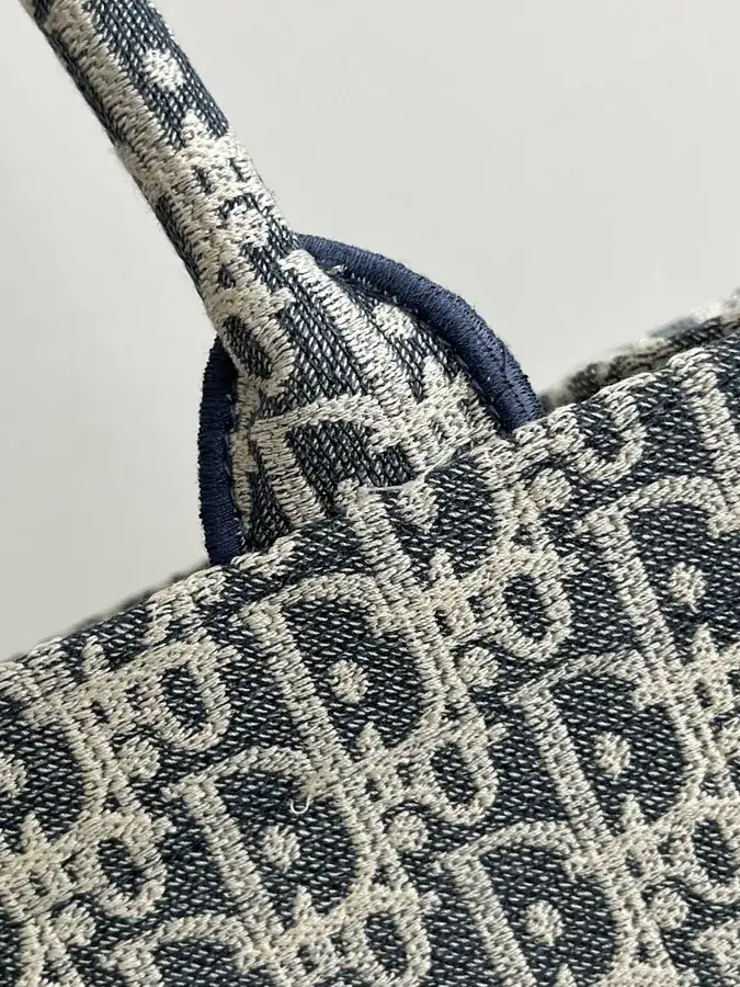 P500Book Tote in Medium