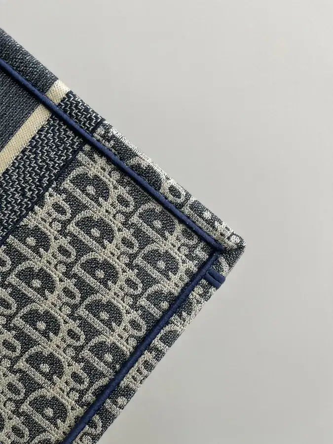 P500Book Tote in Medium
