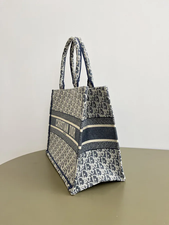 P500Book Tote in Medium