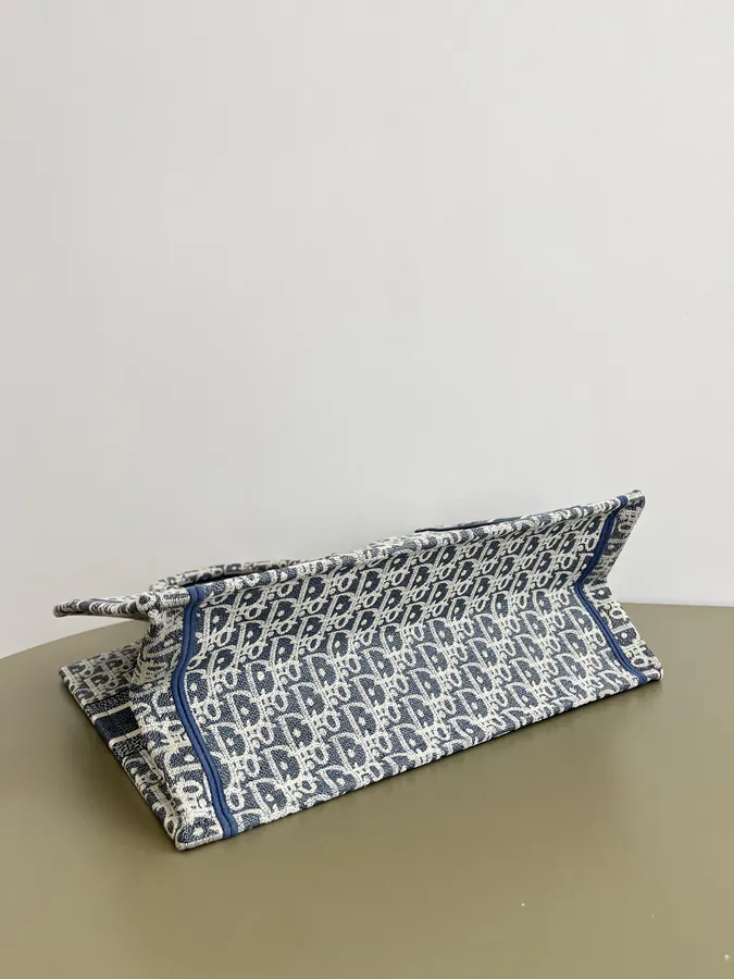P500Book Tote in Medium