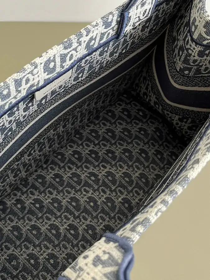 P500Book Tote in Medium