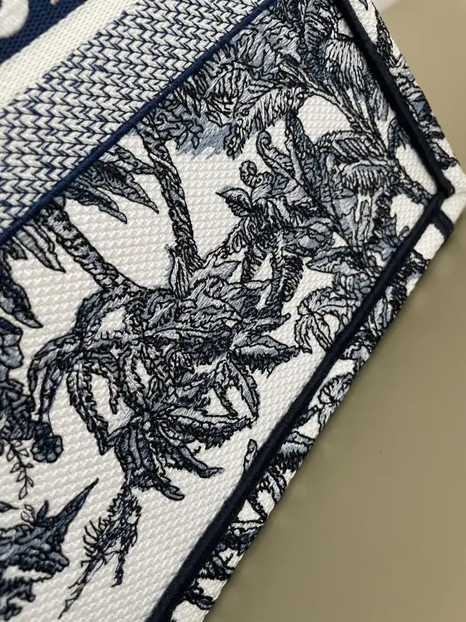 P500 Medium Tote Summer Coconut Grove Collection
