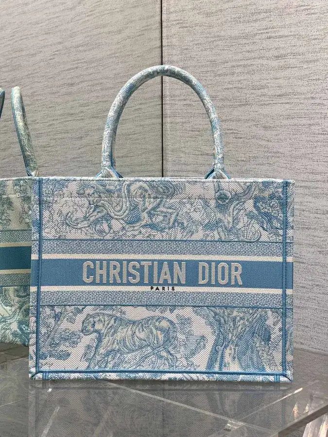 P500 Medium Tote with Tiger Embroidery
