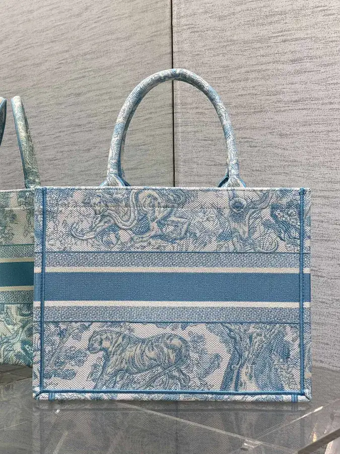 P500 Medium Tote with Tiger Embroidery