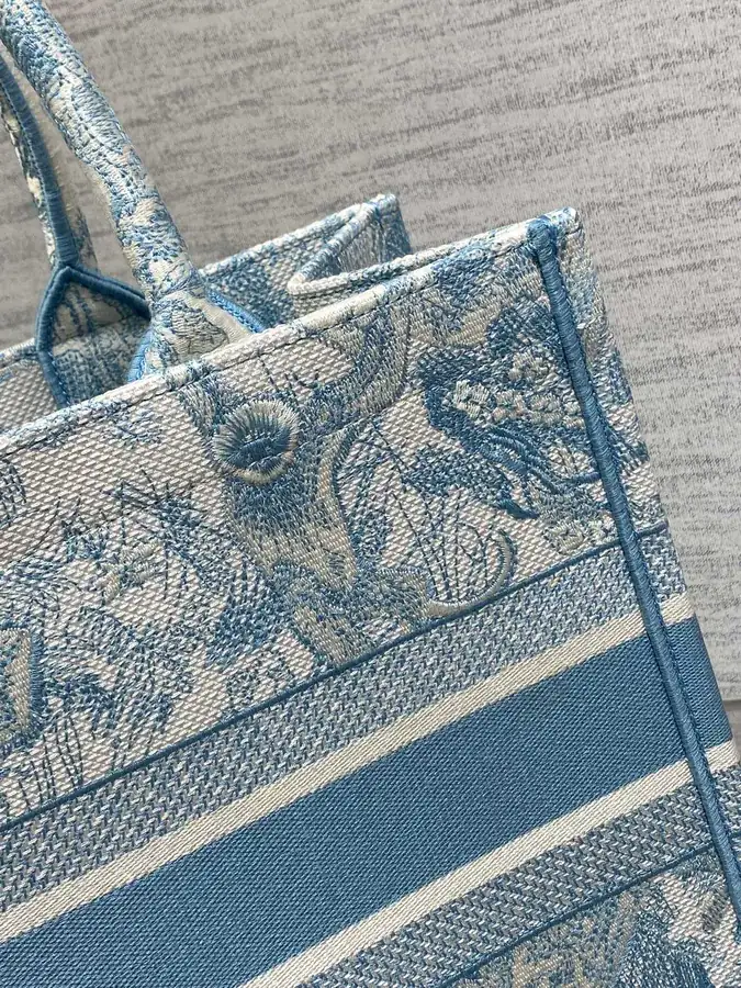 P500 Medium Tote with Tiger Embroidery