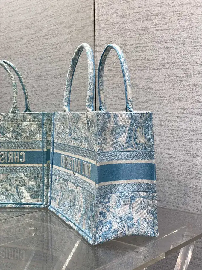 P500 Medium Tote with Tiger Embroidery