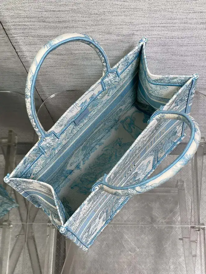 P500 Medium Tote with Tiger Embroidery