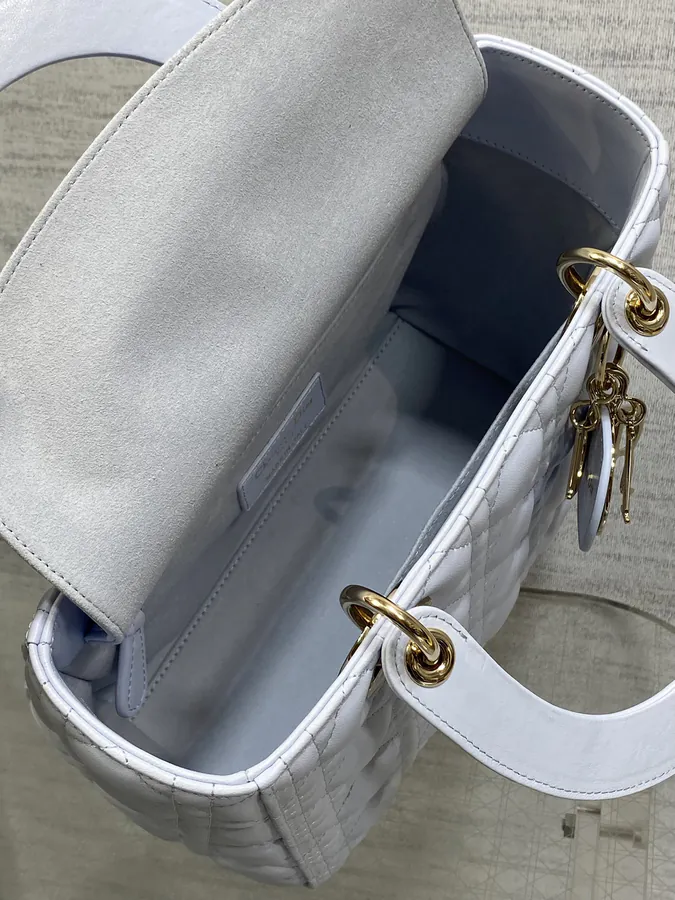 P700 Glacier Blue Ladies Bucket Bag with Flip Closure