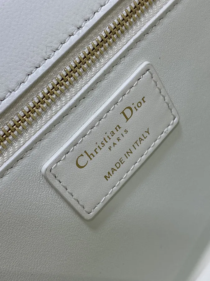 Montaigne 30 Timeless Elegance with a Retro Touch