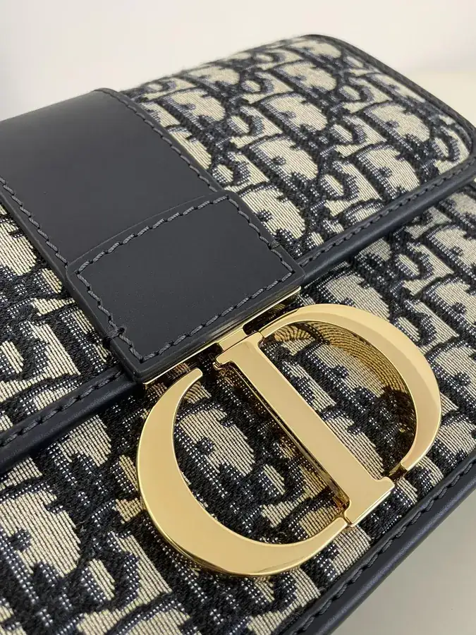 Montaigne 30 Shoulder Bag Mid Size