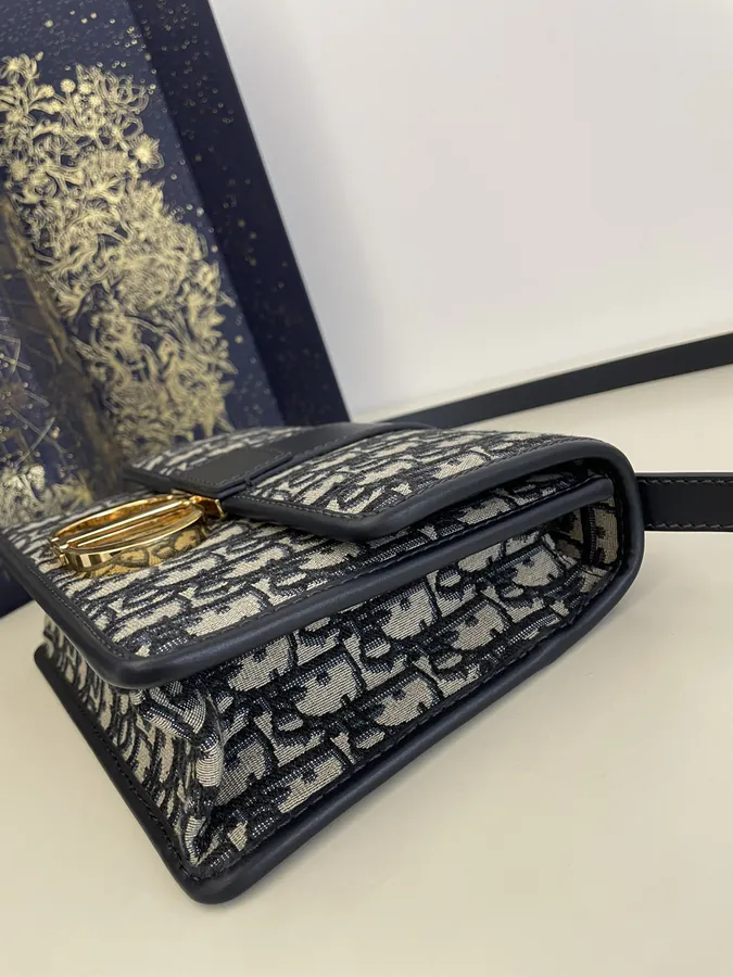Montaigne 30 Shoulder Bag Mid Size
