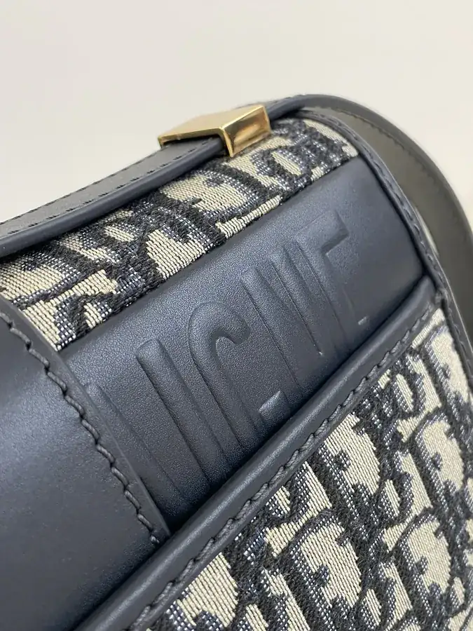 Montaigne 30 Shoulder Bag Mid Size