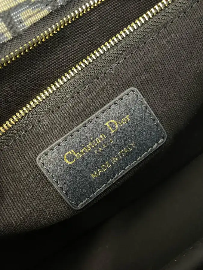 Montaigne 30 Shoulder Bag Mid Size