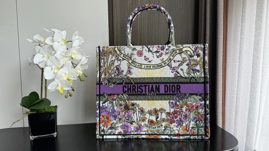 Di.or Large Tote from the Sun Seasons Collection