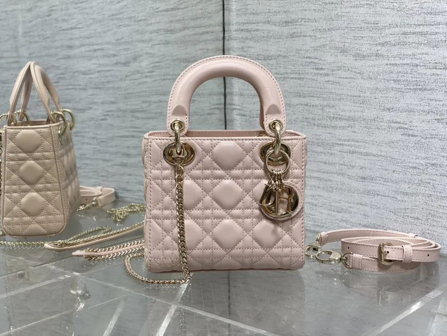 P600 Classic Lady Clutch Grained Calfskin, Classic Style